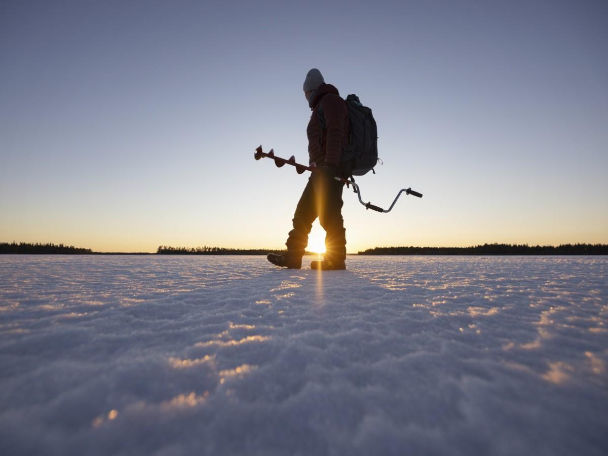 Pilkkijä järven jäällä